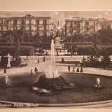 Una foto d�epoca affissa nel vicino tabaccaio mostra quel lato di piazza Umberto prima degli abbattimenti degli anni 70. Si vedono tre antichi palazzi uno accanto all�altro. Il primo, quello ad angolo con via Davanzati, � ancora esistente e oggi ospita al piano terra il botteghino del Teatroteam. Il terzo non c�� pi� ma � stato sostituto da un alto edificio di color grigio e rosa. E tra i due si distingue un�altra palazzina pi� stretta, quella che una volta abbattuta ha lasciato il �buco� di cui stiamo parlando
